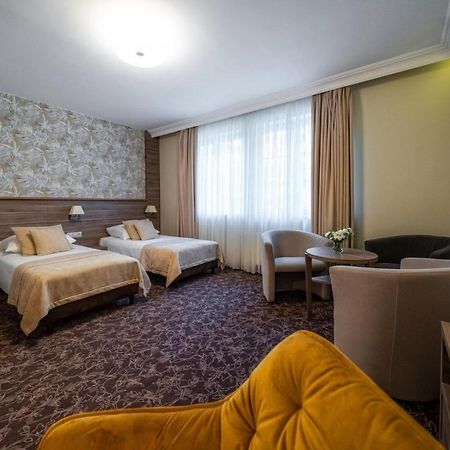 Korona Hotel Ostrołęka Kültér fotó