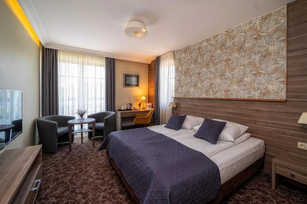 Korona Hotel Ostrołęka Kültér fotó