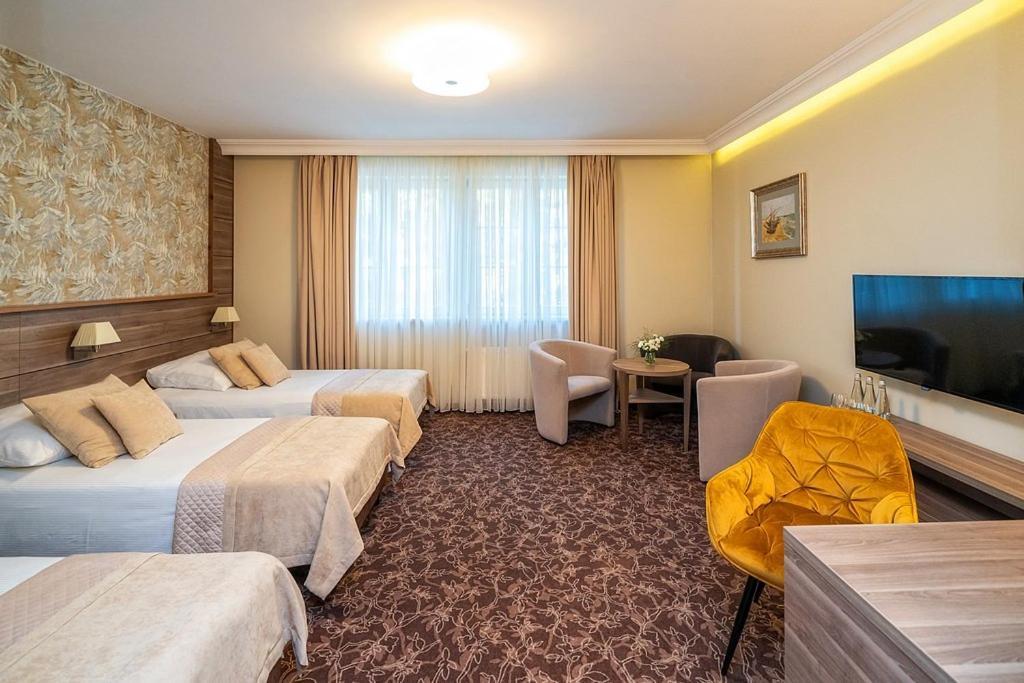 Korona Hotel Ostrołęka Kültér fotó