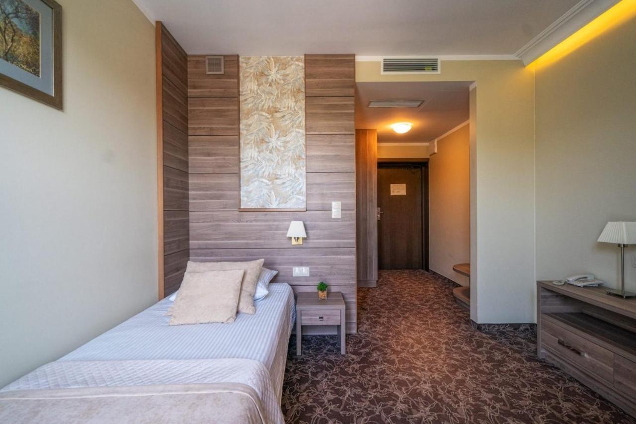Korona Hotel Ostrołęka Kültér fotó