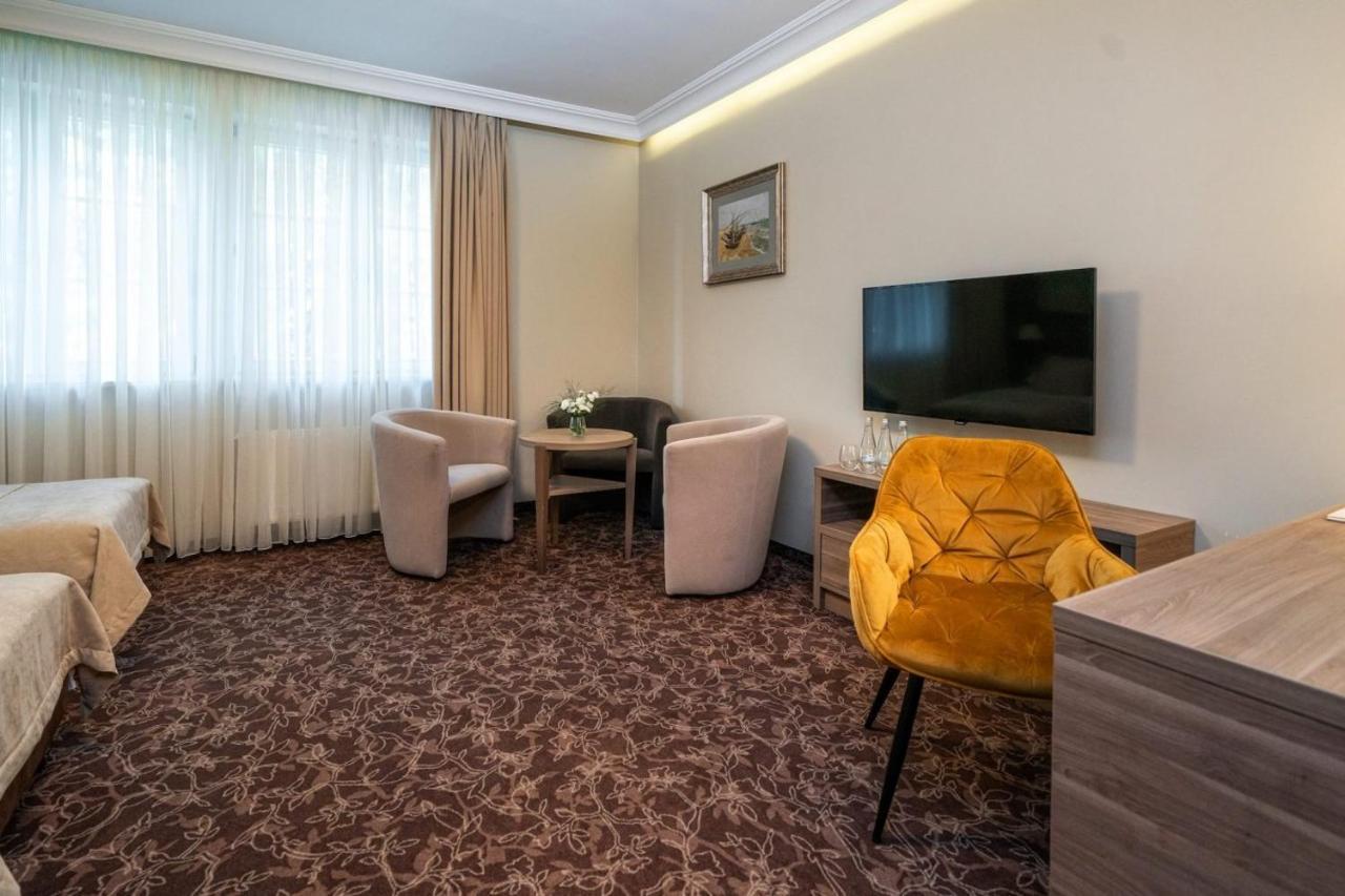Korona Hotel Ostrołęka Kültér fotó