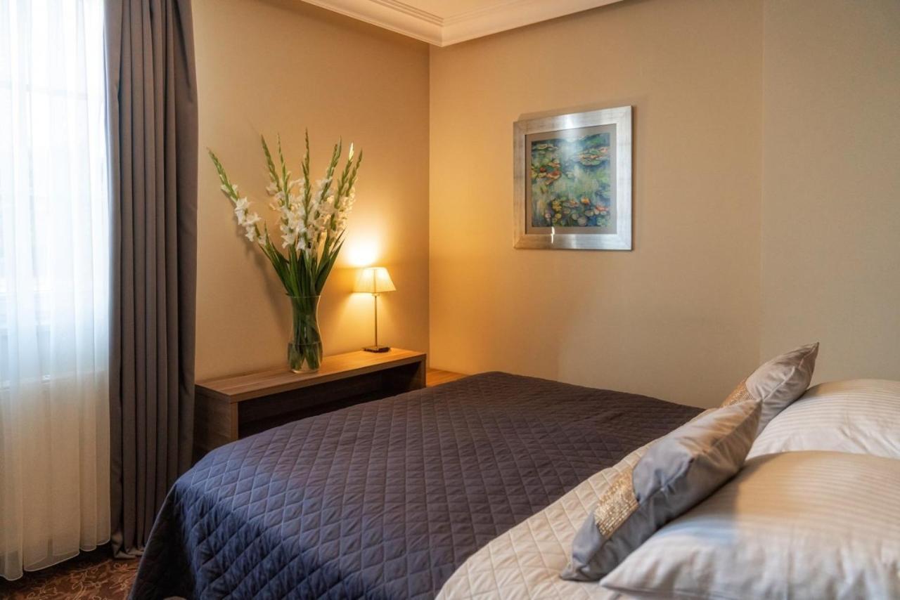 Korona Hotel Ostrołęka Kültér fotó