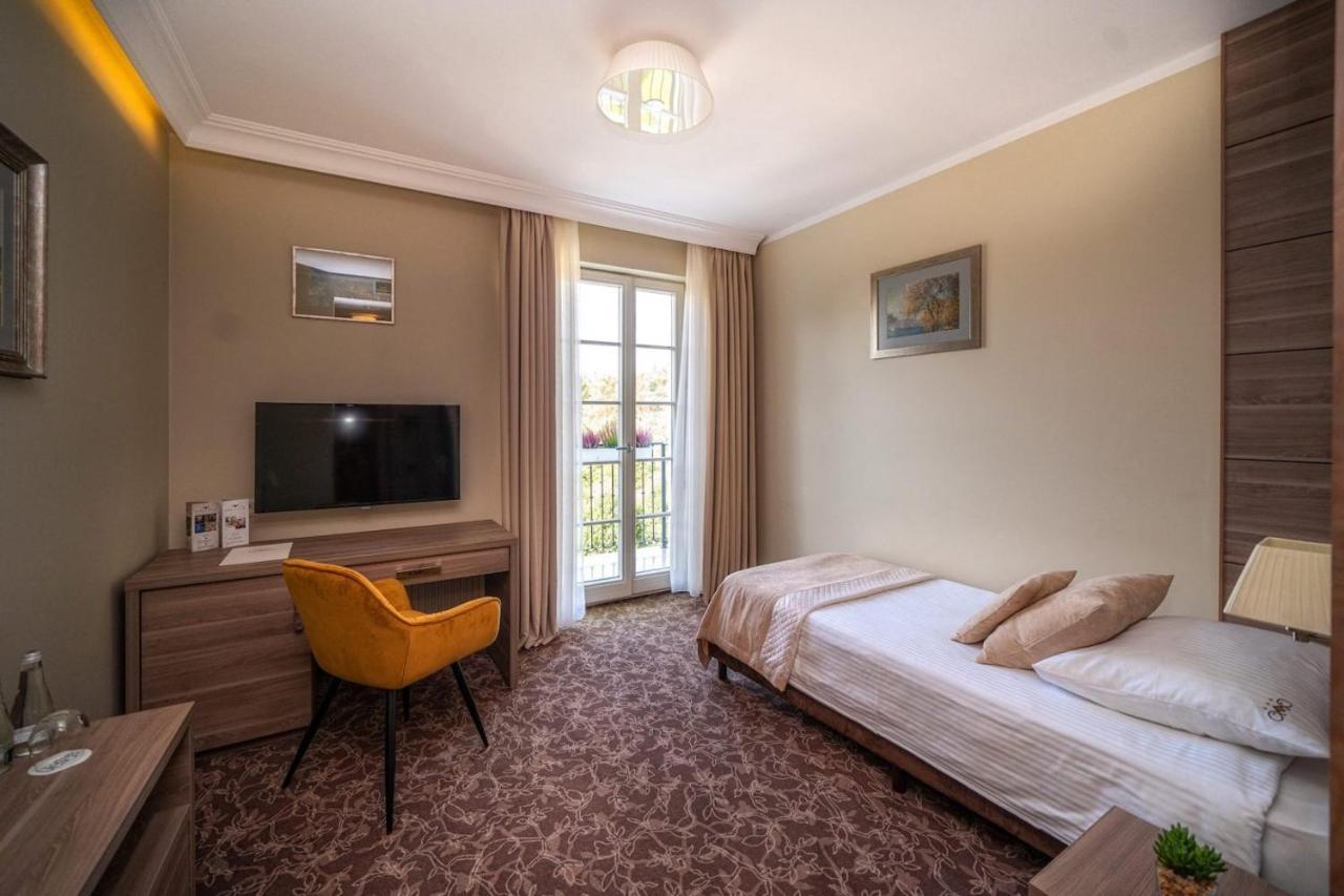 Korona Hotel Ostrołęka Kültér fotó