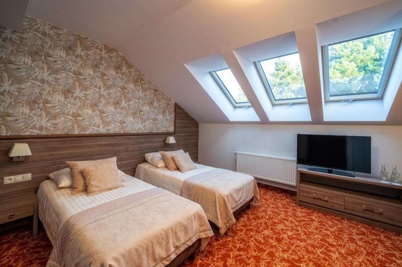 Korona Hotel Ostrołęka Kültér fotó