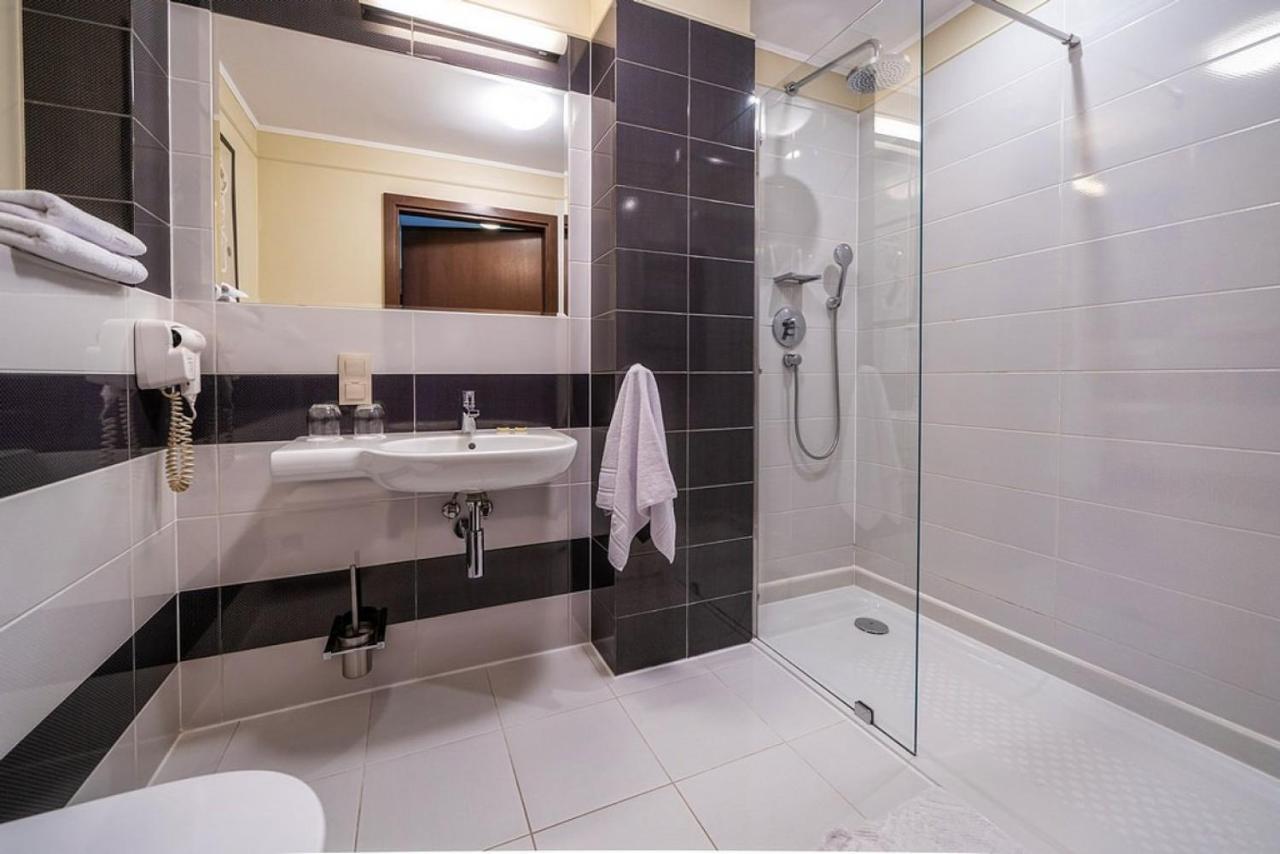 Korona Hotel Ostrołęka Kültér fotó