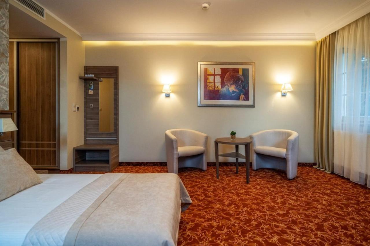 Korona Hotel Ostrołęka Kültér fotó